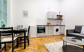 B63 2 Bedroom Apartment In Heart Of City